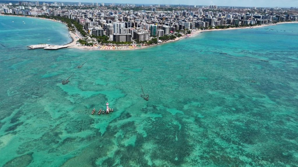 Cidade fundada há 209 anos é a capital de Alagoas e ganhou fama por ter o mar de águas azul-turquesa mais bonito de todo o litoral do Nordeste
