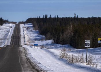 Com cerca de 700 km de extensão, a Mackenzie Highway no Canadá surge como um ícone de logística e engenharia em climas de frio extremo