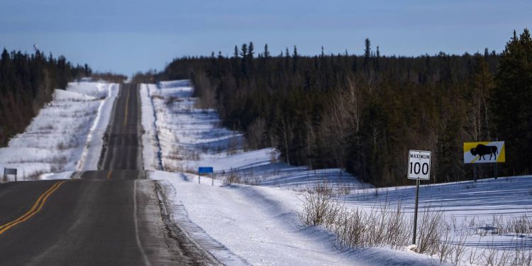 Com cerca de 700 km de extensão, a Mackenzie Highway no Canadá surge como um ícone de logística e engenharia em climas de frio extremo