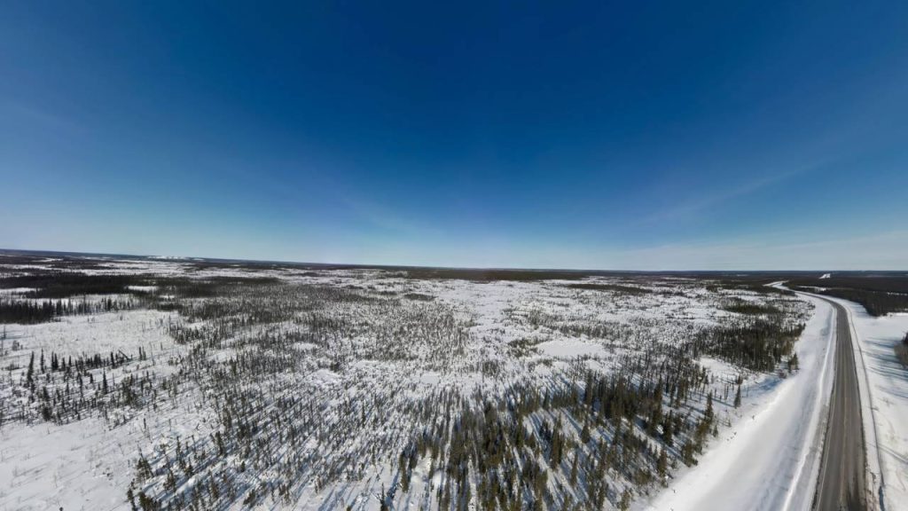 Com cerca de 700 km de extensão, a Mackenzie Highway no Canadá surge como um ícone de logística e engenharia em climas de frio extremo