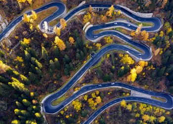 Com 13 curvas fechadas e 1.815 metros de altitude, a passagem de Maloja na Suíça surge como um desafio épico entre vales e picos glaciais