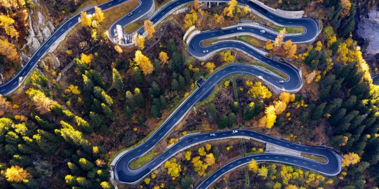 Com 13 curvas fechadas e 1.815 metros de altitude, a passagem de Maloja na Suíça surge como um desafio épico entre vales e picos glaciais