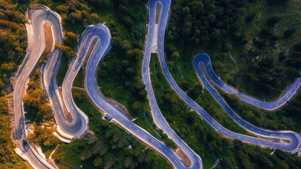 Com 13 curvas fechadas e 1.815 metros de altitude, a passagem de Maloja na Suíça surge como um desafio épico entre vales e picos glaciais