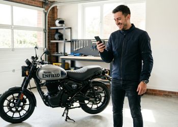 Moto com visual clássico e mecânica simples vira febre por ser fácil de pilotar e ter o seguro mais barato da categoria