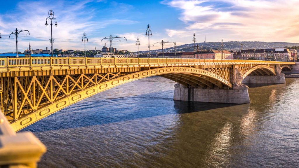 Com 607 metros de extensão e um formato em Y único, a ponte de 1876 une Buda, Peste e a Ilha Margarida no coração do Rio Danúbio em Budapeste