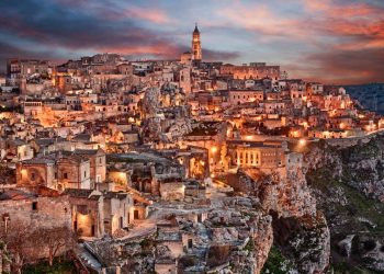 A cidade italiana habitada continuamente há 9 mil anos onde as pessoas modernas vivem em cavernas pré-históricas