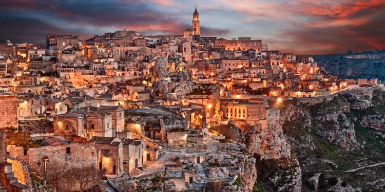 A cidade italiana habitada continuamente há 9 mil anos onde as pessoas modernas vivem em cavernas pré-históricas