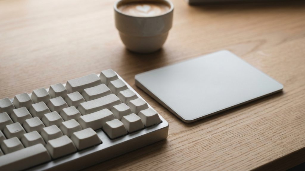 "Lazy Girl Job": a nova tendência da Geração Z que busca empregos remotos de baixa pressão para ganhar bem, sem a menor vontade de assumir cargos de chefia
