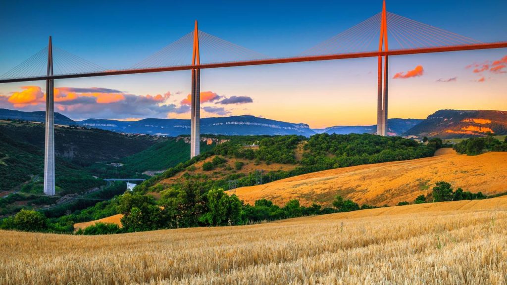 Com seus 343 metros de altura e 2,4 km de extensão, a estrutura de 2004 destaca-se como o viaduto rodoviário mais alto de todo o planeta