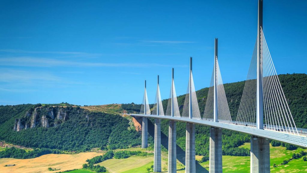 Pilares de 343 metros fazem deste viaduto francês o recorde de maior altura estrutural em pontes estaiadas, superando a própria Torre Eiffel