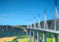Com seus 343 metros de altura e 2,4 km de extensão, a estrutura de 2004 destaca-se como o viaduto rodoviário mais alto de todo o planeta