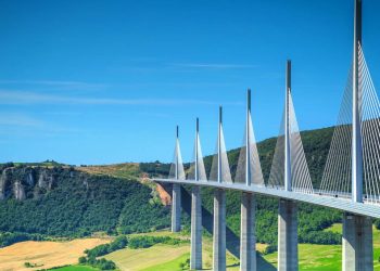 Com seus 343 metros de altura e 2,4 km de extensão, a estrutura de 2004 destaca-se como o viaduto rodoviário mais alto de todo o planeta