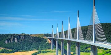 Com seus 343 metros de altura e 2,4 km de extensão, a estrutura de 2004 destaca-se como o viaduto rodoviário mais alto de todo o planeta