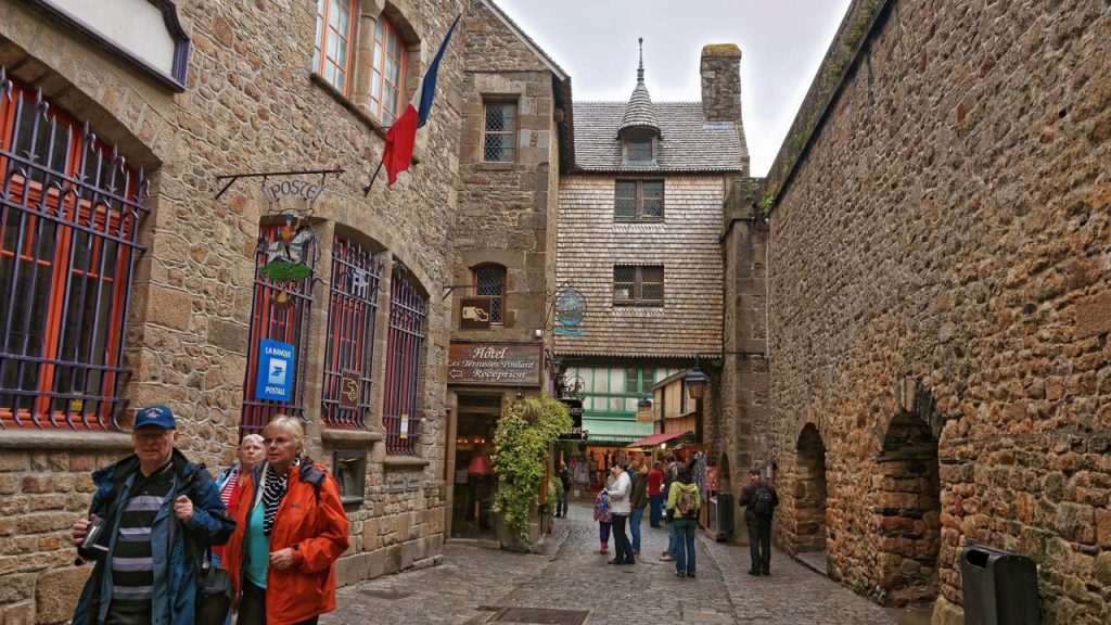 Com 157 metros de altura e arquitetura do século XI ao XVI, o vilarejo francês cercado pelo mar virou o maior ícone da engenharia medieval europeia