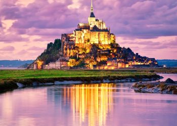 Com 157 metros de altura e arquitetura do século XI ao XVI, o vilarejo francês cercado pelo mar virou o maior ícone da engenharia medieval europeia