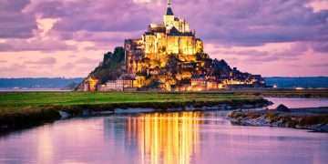 Com 157 metros de altura e arquitetura do século XI ao XVI, o vilarejo francês cercado pelo mar virou o maior ícone da engenharia medieval europeia