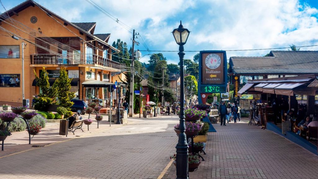 Com 1.555 metros de altitude nas montanhas, a vila de Minas Gerais surge como o destino mais frio e romântico para os casais