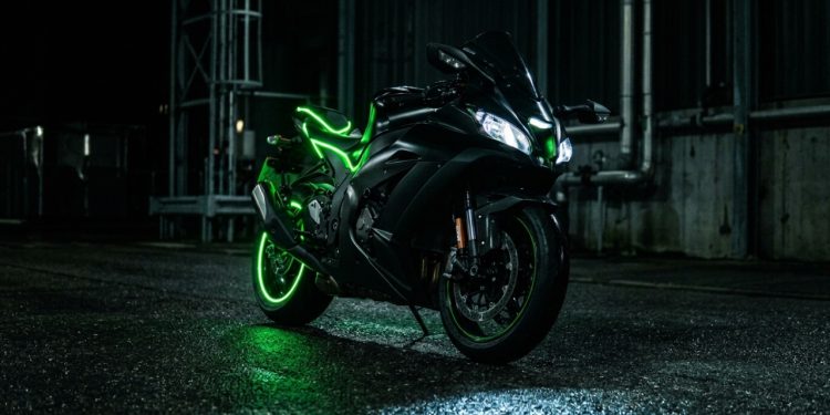 Modelo esportivo da Kawasaki com tecnologia inspirada em pistas chega com preço acessível e surpreende o mercado