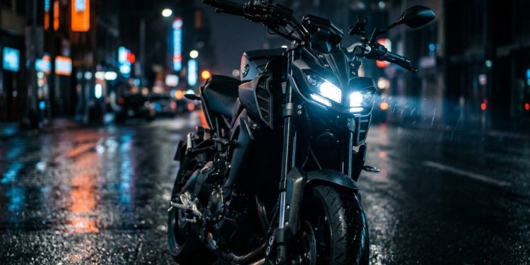 Potência brutal de quatro cilindros por um preço de média cilindrada choca o mercado de duas rodas