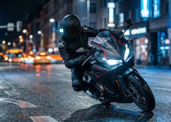 Moto esportiva da Honda com tecnologia de corrida e preço competitivo vira destaque entre motociclistas urbanos