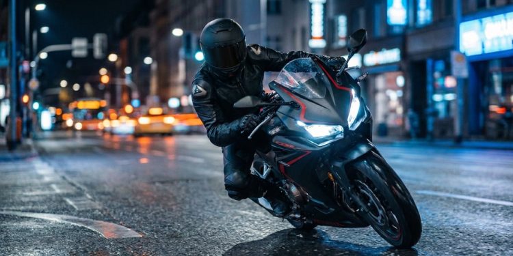 Moto esportiva da Honda com tecnologia de corrida e preço competitivo vira destaque entre motociclistas urbanos