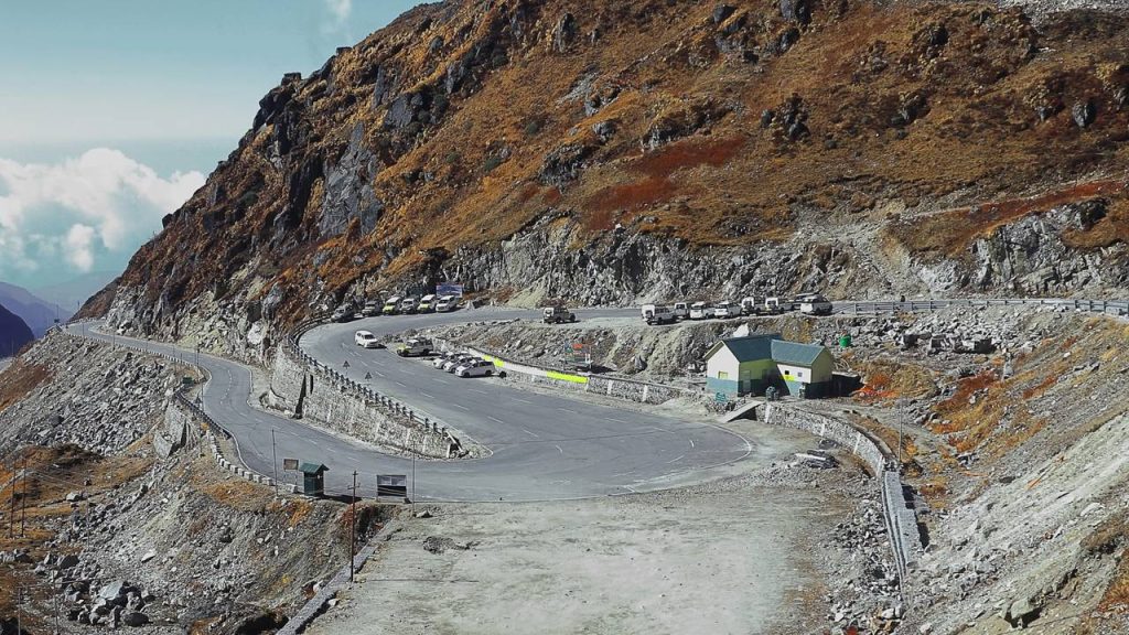 Escondida a 4.310 metros de altitude entre geleiras, a histórica rota militar conecta duas potências asiáticas na antiga Rota da Seda