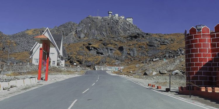 Escondida a 4.310 metros de altitude entre geleiras, a histórica rota militar conecta duas potências asiáticas na antiga Rota da Seda