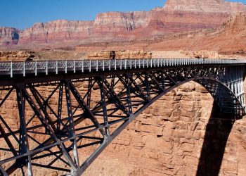 Com 254 metros de extensão sobre o Rio Colorado, a ponte histórica de 1929 surge como um marco da engenharia em meio ao deserto