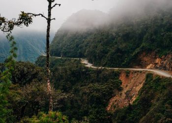 Com desnível de 3.600 metros e precipícios fatais, a North Yungas é mundialmente famosa como a "Estrada da Morte" e um marco das rotas andinas