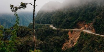 Com desnível de 3.600 metros e precipícios fatais, a North Yungas é mundialmente famosa como a "Estrada da Morte" e um marco das rotas andinas