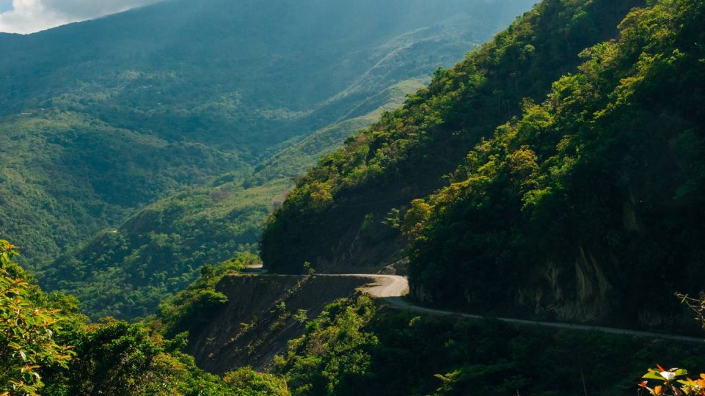 Com desnível de 3.600 metros e precipícios fatais, a North Yungas é mundialmente famosa como a "Estrada da Morte" e um marco das rotas andinas