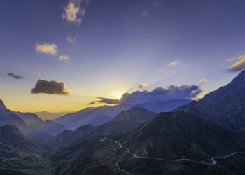 A estrada no Vietnã atinge 2.000 metros de altitude; conhecida como a Passagem das Nuvens, ela surge como o desfiladeiro mais longo do país