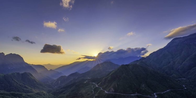 A estrada no Vietnã atinge 2.000 metros de altitude; conhecida como a Passagem das Nuvens, ela surge como o desfiladeiro mais longo do país