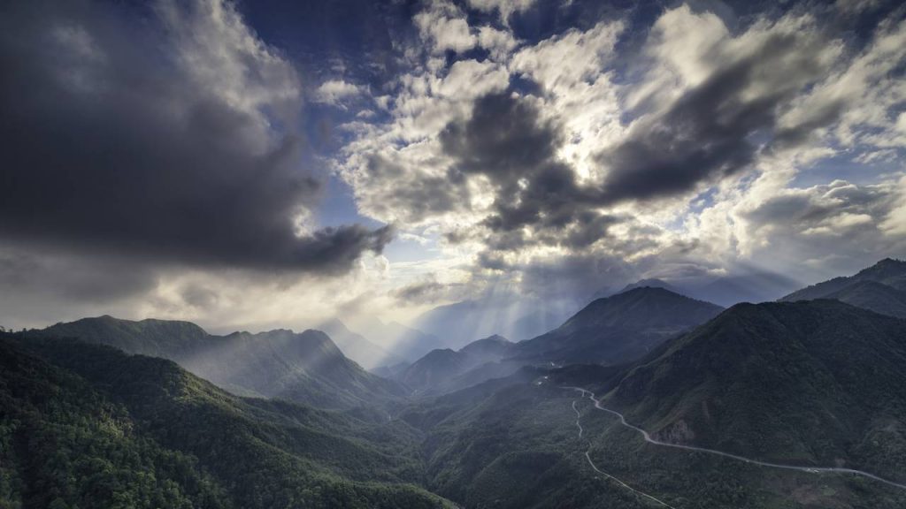 A estrada no Vietnã atinge 2.000 metros de altitude; conhecida como a Passagem das Nuvens, ela surge como o desfiladeiro mais longo do país