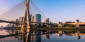 Com mastro em X e 138 metros de altura, a ponte estaiada paulista surge como um ícone e recorde mundial de design