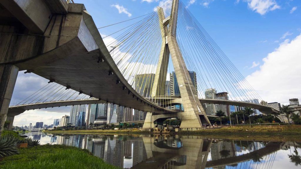 Com mastro em X e 138 metros de altura, a ponte estaiada paulista surge como um ícone e recorde mundial de design