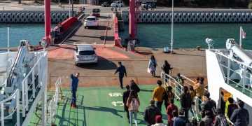 A ilha japonesa abriga milhares de coelhos selvagens trazidos para o local em 1971; o destino virou um fenômeno mundial de turismo animal