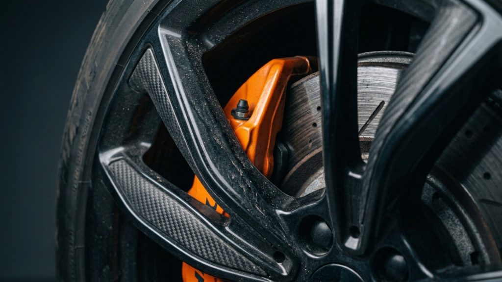 Aceleração de esportivo europeu e motor híbrido colocam este utilitário chinês no topo do luxo