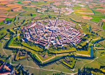A cidade italiana de 1593 foi desenhada com 9 pontas geométricas; com seus três anéis concêntricos, ela é a obra-prima da estratégia militar