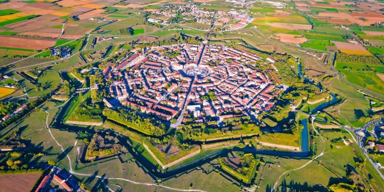 A cidade italiana de 1593 foi desenhada com 9 pontas geométricas; com seus três anéis concêntricos, ela é a obra-prima da estratégia militar