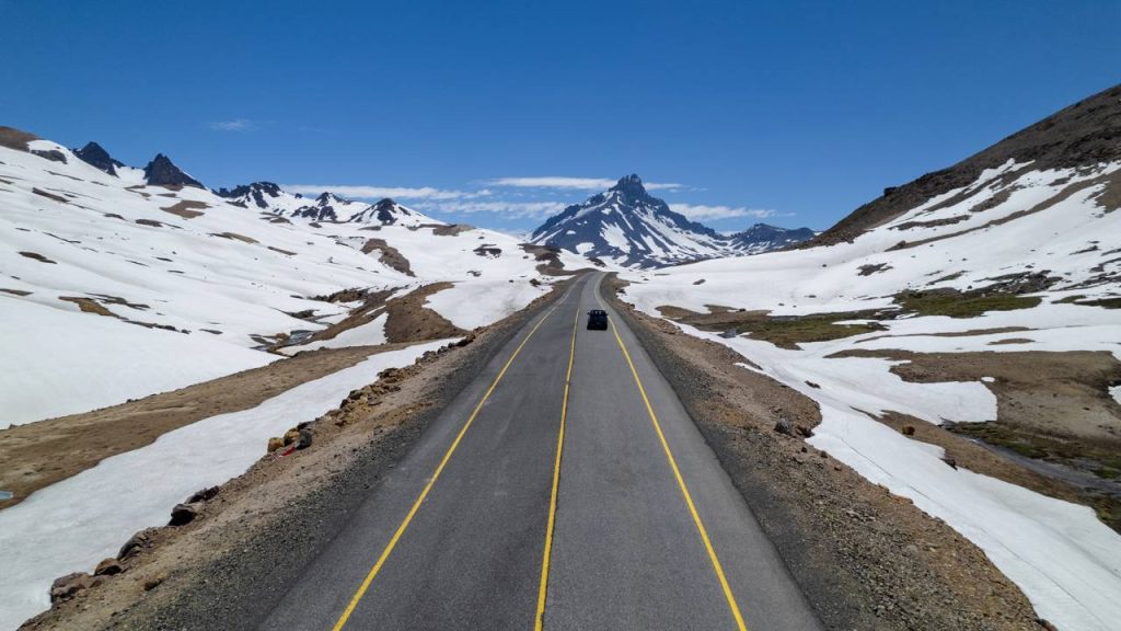 Com o trajeto a 2.553 metros de altitude cruzando a Cordilheira dos Andes, a rodovia pavimentada tornou-se o elo mais moderno entre o Chile e a Argentina