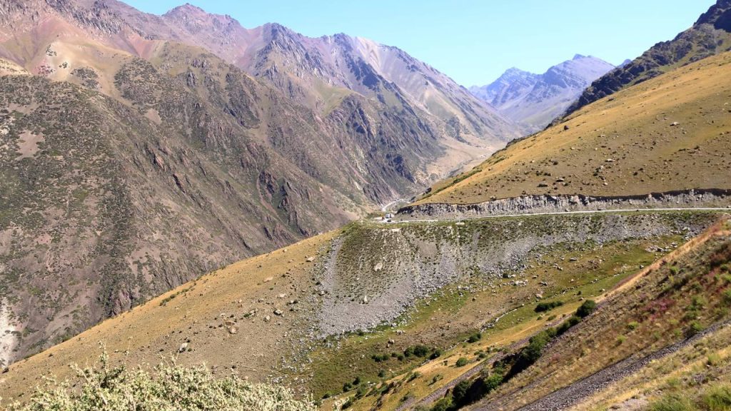 Guia de viagem e exploração turística pelo Passo Too-Ashuu e as montanhas de Tian Shan no Quirguistão para viajantes brasileiros.