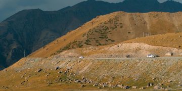 Guia de viagem e exploração turística pelo Passo Too-Ashuu e as montanhas de Tian Shan no Quirguistão para