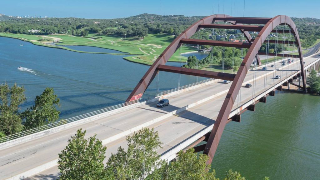 Com sua estrutura em arco de aço corten e 350 metros de extensão, a ponte de 1982 tornou-se o ícone arquitetônico mais famoso da cidade de Austin