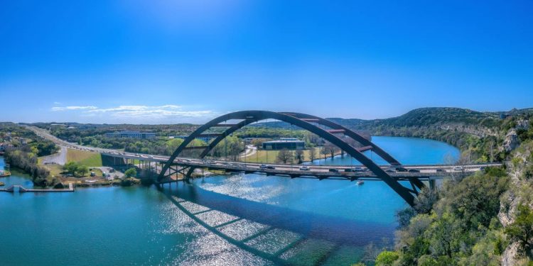 Com sua estrutura em arco de aço corten e 350 metros de extensão, a ponte de 1982 tornou-se o ícone arquitetônico mais famoso da cidade de Austin
