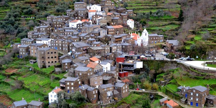 Com casas de xisto e ardósia encravadas na serra, o vilarejo em Portugal surge como um recorde de preservação e engenharia rústica