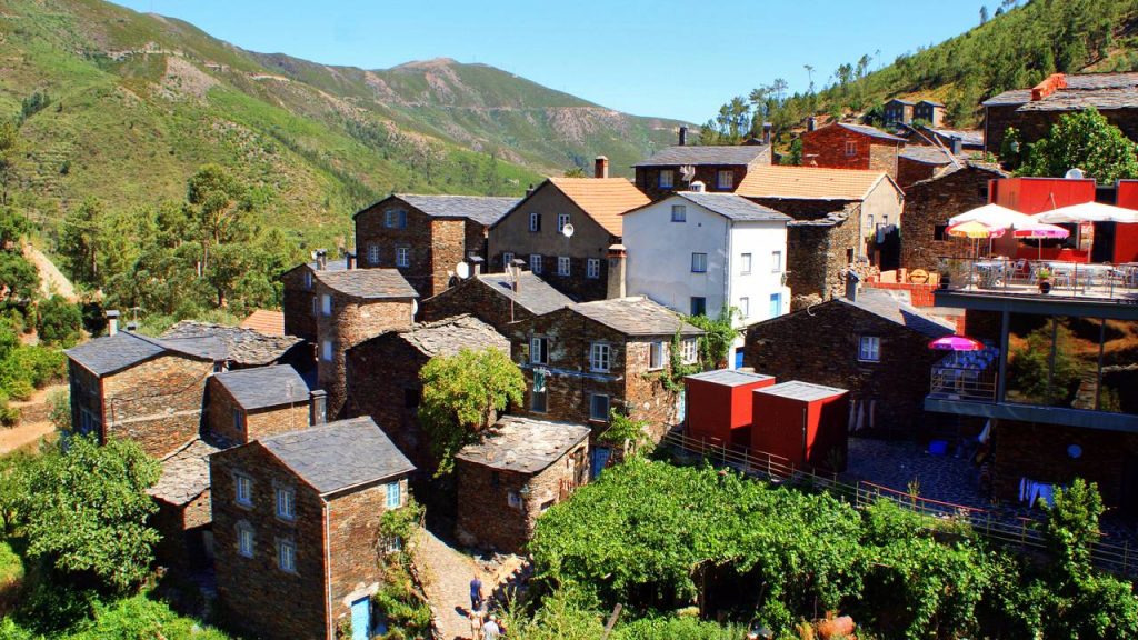 Com casas de xisto e ardósia encravadas na serra, o vilarejo em Portugal surge como um recorde de preservação e engenharia rústica