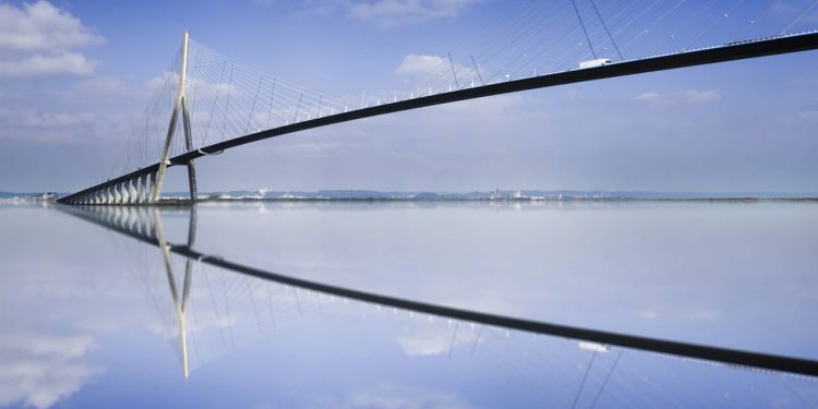 Com 856 metros de vão central e 214 metros de altura, a ponte francesa surgiu como um ícone histórico da engenharia estaiada e ex-recordista mundial