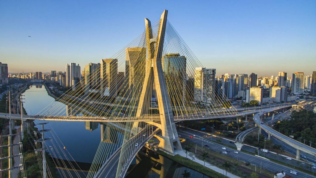 A inovadora estrutura estaiada com mastro em formato de X que se eleva a 138 metros de altura, cruzando o rio Pinheiros para se tornar o ícone de São Paulo 