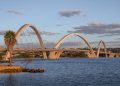 Com 1.200 metros e 3 arcos colossais, a ponte em Brasília surge como um recorde da engenharia premiada de Alexandre Chan